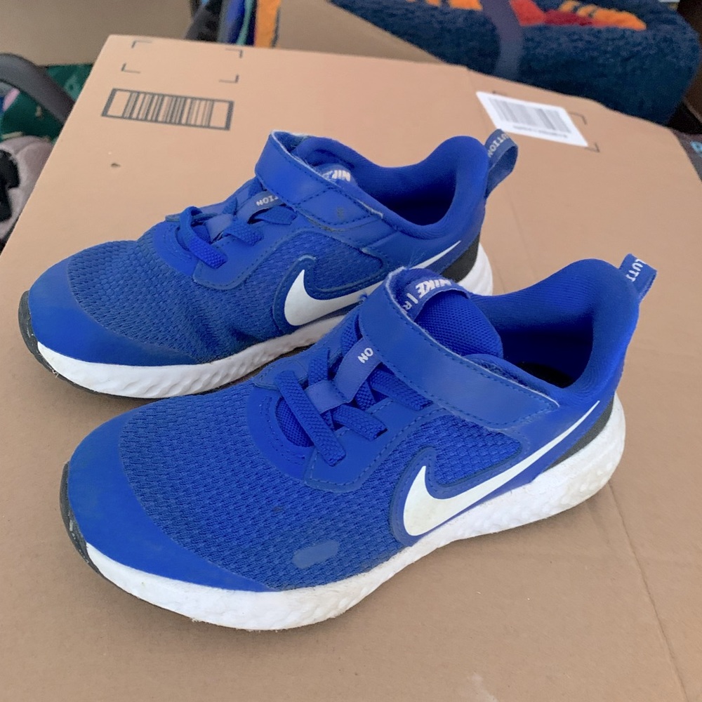 Boys Nike Revolution 5 casual running shoe